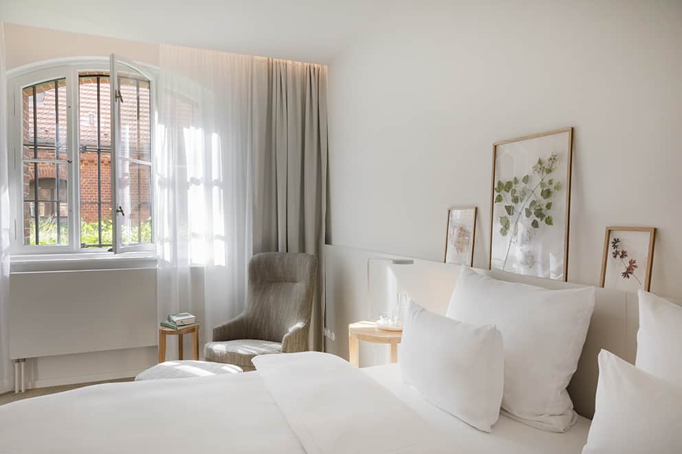 Wilmina Rooms 7 Wilmina Garden View Room mit King-Size-Bett und Blick in den grünen Hotelgarten