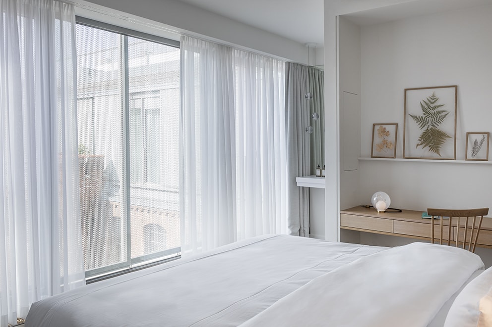 Wilmina Rooms 8 Wilmina Penthouse Compact Zimmer mit großem King-Size-Bett, bodentiefen Fenstern und integriertem Schreibtisch