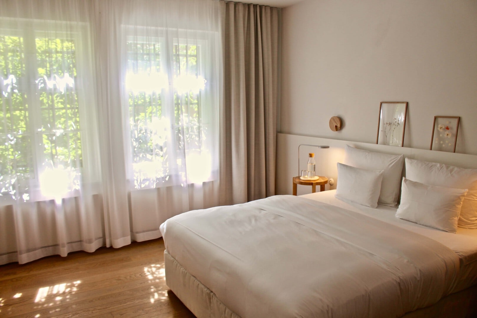 Wilmina Rooms 10 Wilmina Garden Loft Suite mit Kitchenette, Wohnbereich und Gartenblick