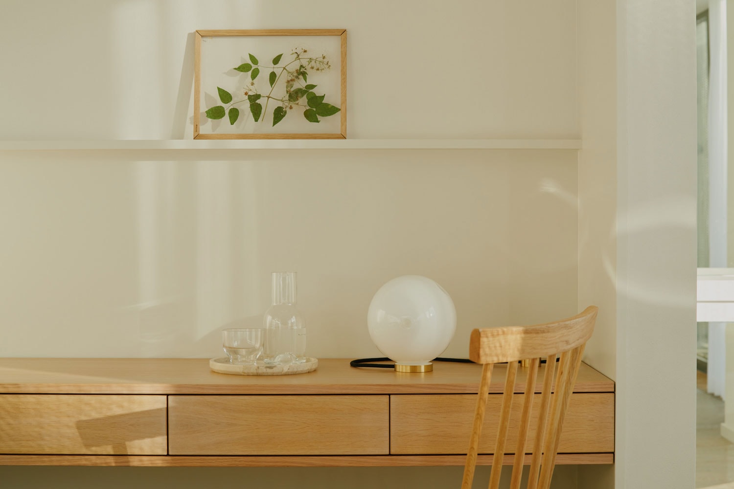 Wilmina Rooms 1 Wilmina Hotel: Puristisches Zimmerinterieur mit King-Size-Bett und ruhiger Farbpalette