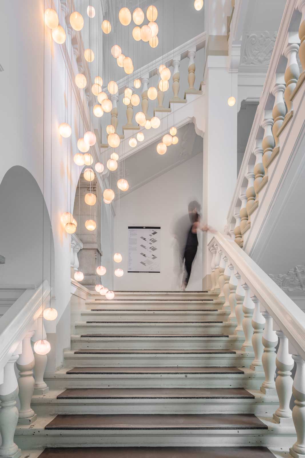 Innenansicht Amtsalon im Wilmina Hotel mit hohen Decken und Kunstinstallationen