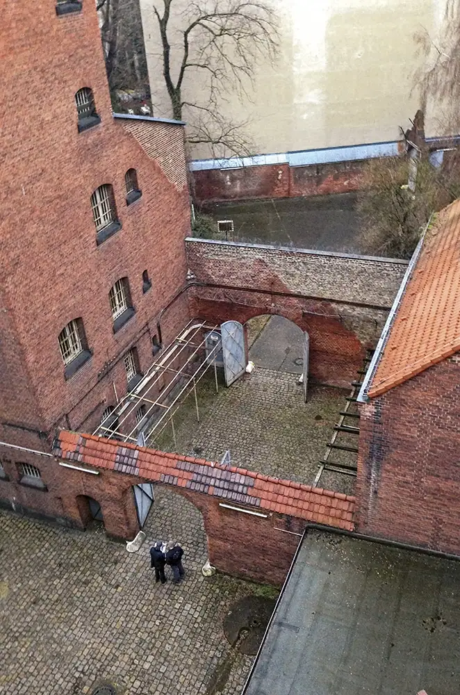 Innenhof des ehemaligen Gerichtsgebäudes vor Umgestaltung – original gepflasterte Fläche