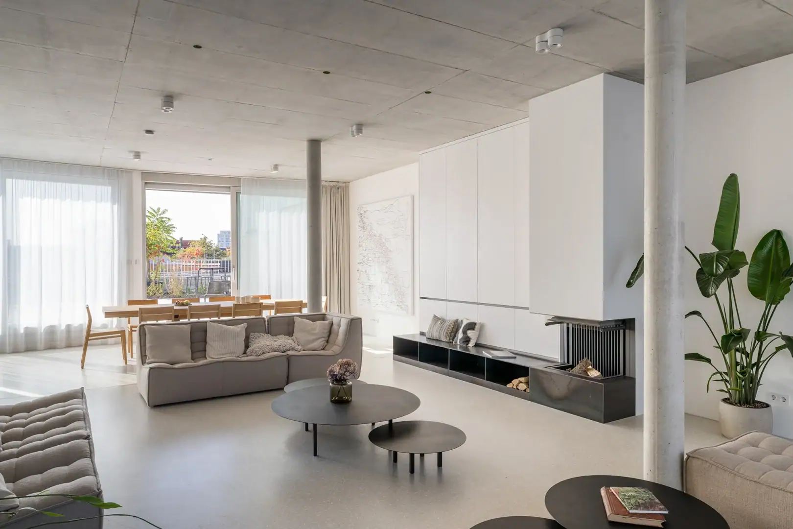 Wilmina Apartments 8 Großzügiger Wohnbereich im Penthouse Apartment mit Kamin und Sofa-Landschaft
