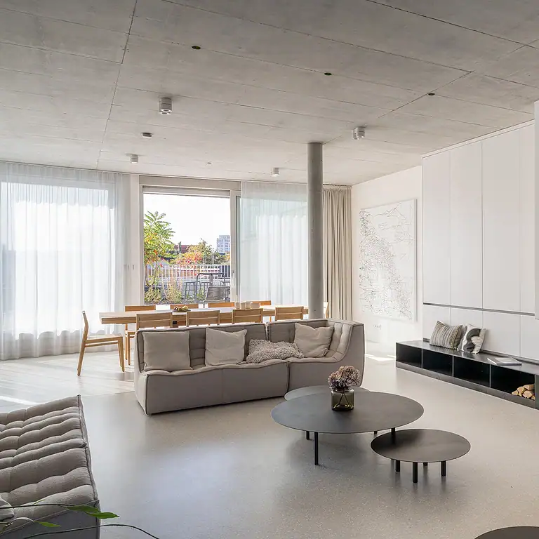Großzügiger Wohnbereich im Penthouse Apartment mit Kamin und Sofa-Landschaft