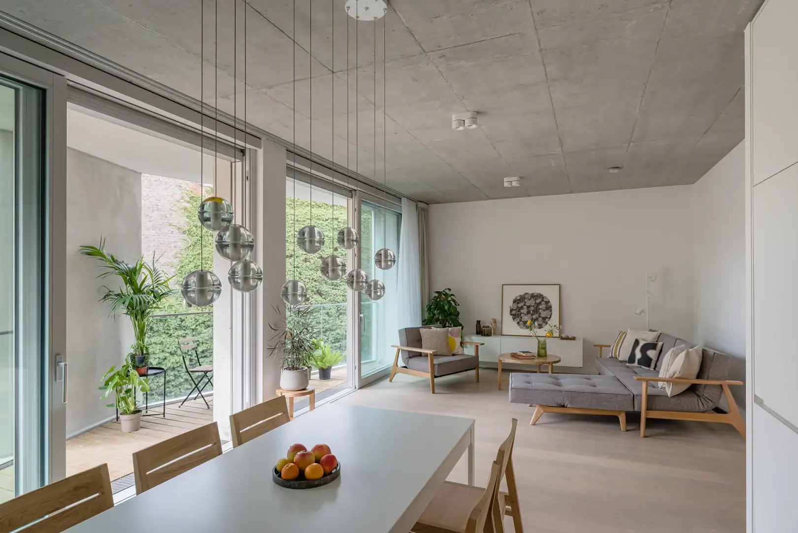 Wilmina Apartments 6 Wohn- und Essbereich im Extended Garden Loft 107 mit großem Panoramafenster