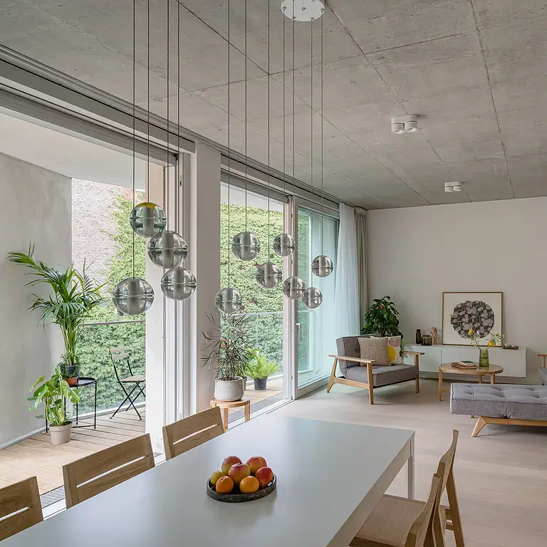 Wohn- und Essbereich im Extended Garden Loft 107 mit großem Panoramafenster