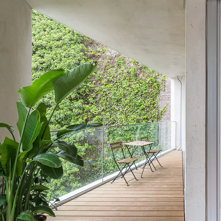 Blick von der Loggia des Garden Loft 115 in den ruhigen Hotelgarten