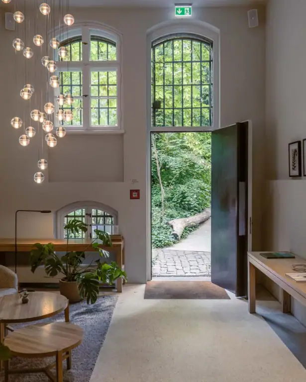 Wilmina About 12 Gartenlobby im Wilmina Hotel mit großer Glasfront und luftiger Lounge