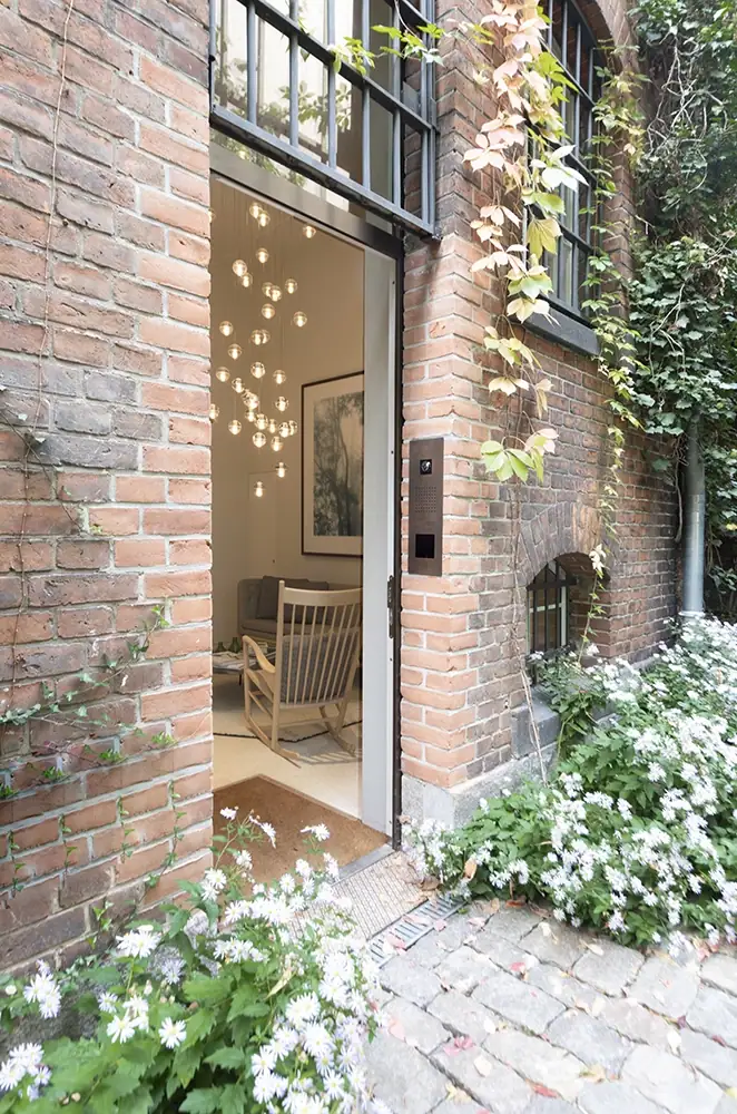 Gartenlobby im Wilmina Hotel mit großer Glasfront und luftiger Lounge