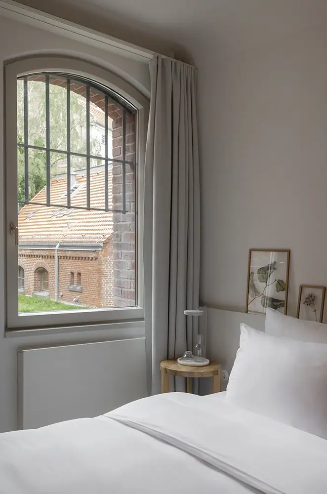 Beispielzimmer im Wilmina Hotel mit hochwertiger Bettwäsche und Designer-Interieur
