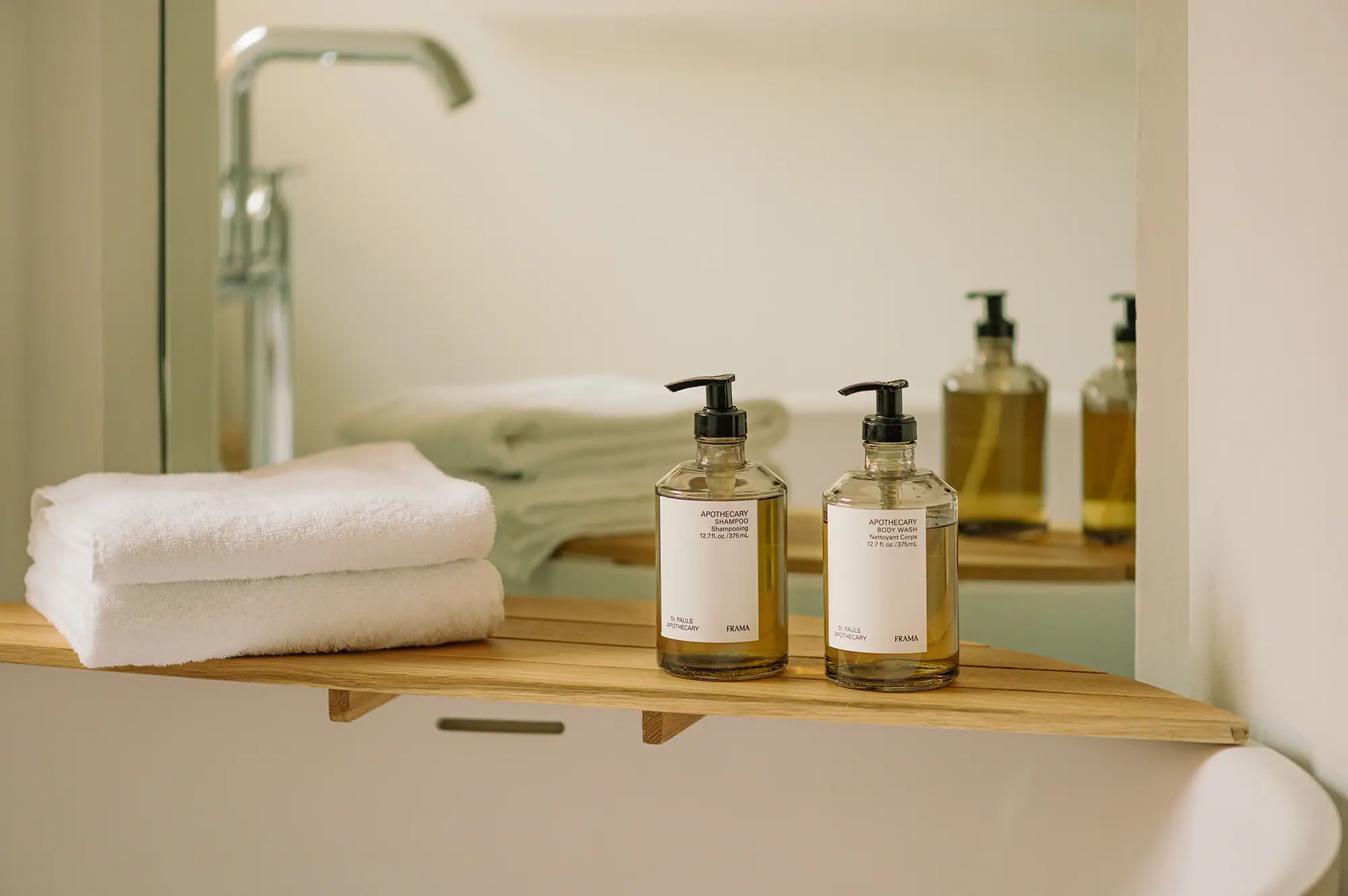 Wilmina Rooms 2 Pflegeprodukte und Handtücher in einem Spa-Setting bei Wilmina.