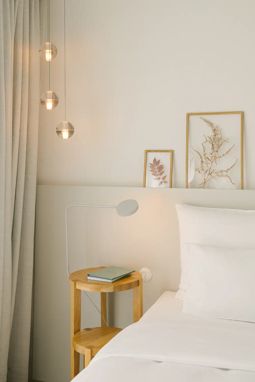 Modernes Schlafzimmer mit minimalistischer Dekoration und Naturbildern.