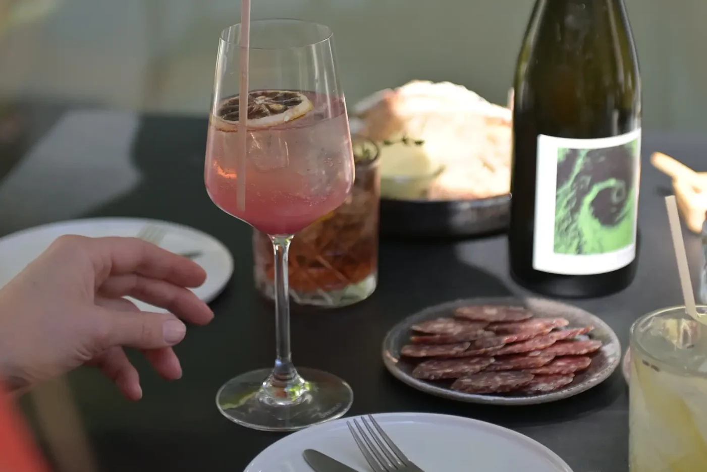 Lotta Day Bar im Wilmina Hotel – ausgewählte Weine, Aperitifs und kreative Cocktails
