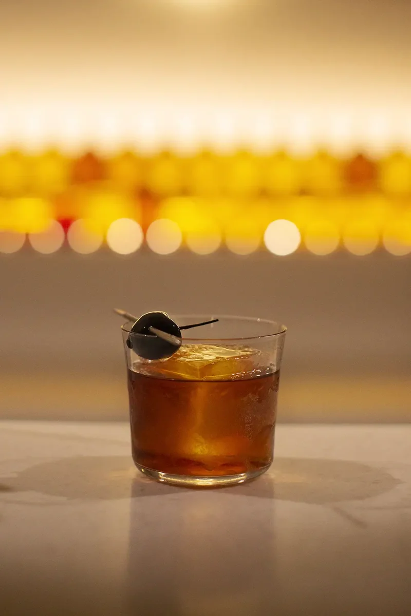 Eleganter Wilmina Cocktail mit Zitronenscheibe und Eis.
