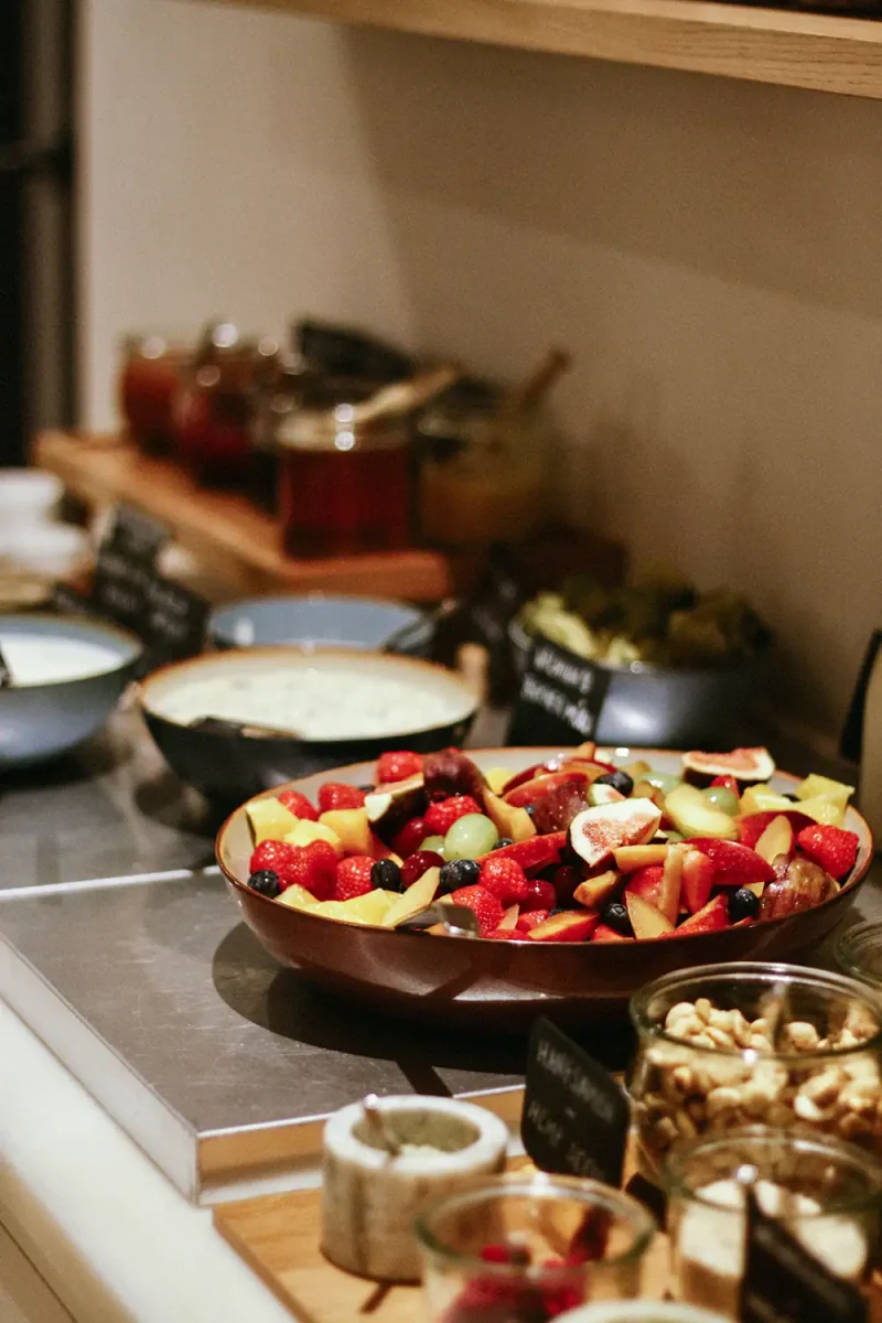 Bunter Obstsalat mit Beeren, Melone und Äpfeln bei Wilmina.